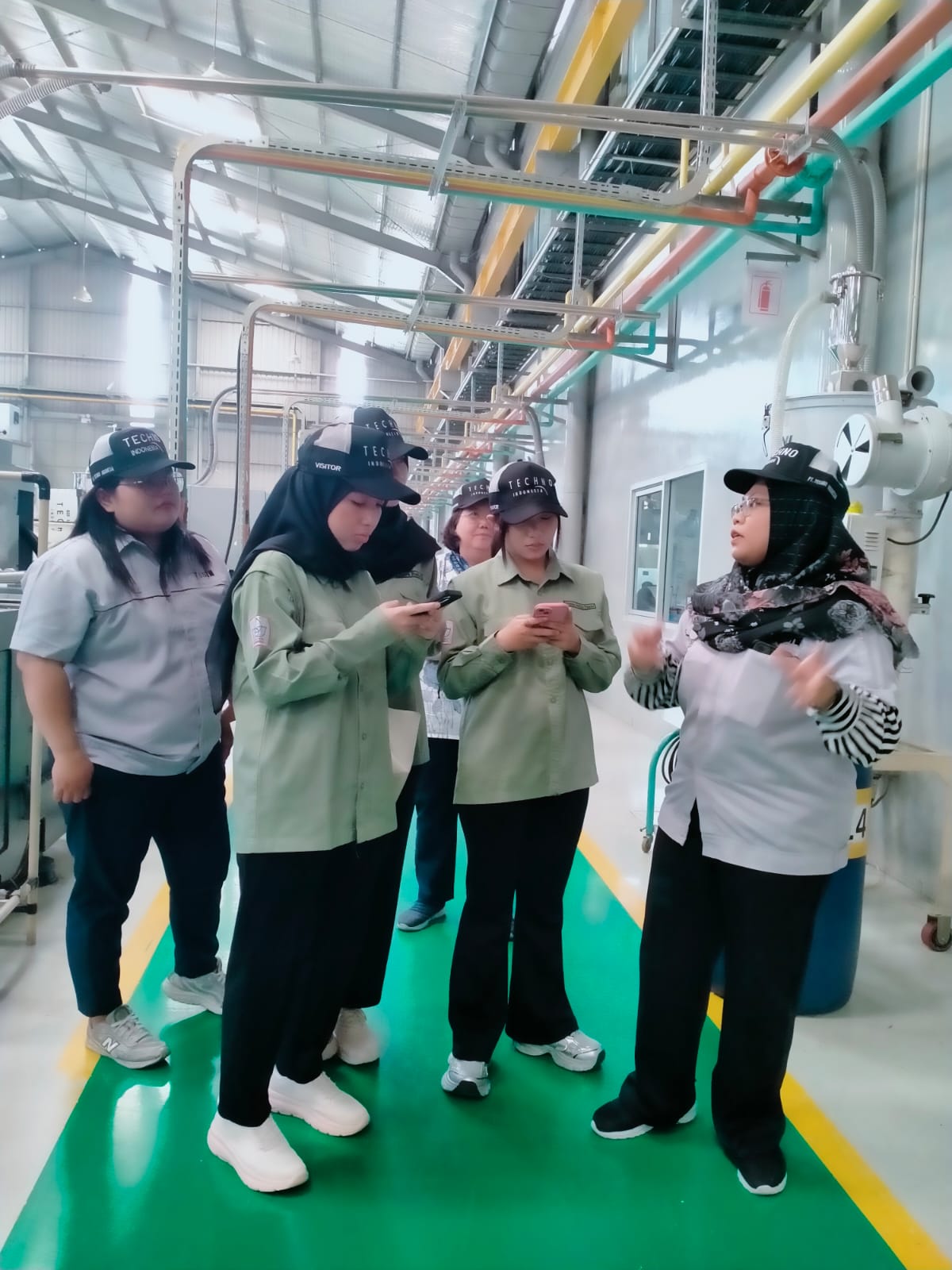 Peserta Kunjungan & Knowledge Sharing President University mengikuti tur area produksi PT Techno Indonesia